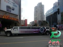 9.9m加长悍马违章停放，引发网友对户外广告热议