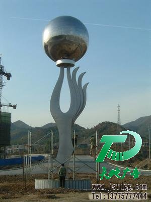 大型不锈钢雕塑安装现场3
